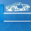 Stylowa naklejka w kształcie klasycznego auta, idealna do dziecięcego pokoju lub nowoczesnego biura.