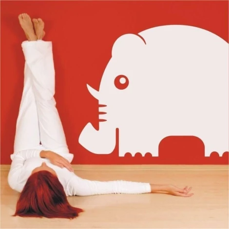 Uroczy szablon malarski słonik 1378 w radosnym kolorze na ścianie w dziecięcym pokoju, dodający przy