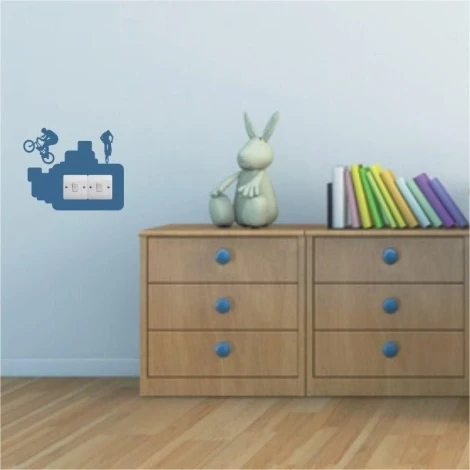 Naklejka pod kontakt 1125 w radosnym dziecięcym pokoju, dodająca koloru i zabawnych akcentów do aran