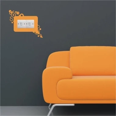 Szablon malarski kontakt 1107 - Aranżacja w salonie. Ściana w ciemnym kolorze, pomarańczowa sofa w nowoczesnym stylu