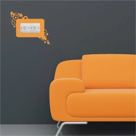 Szablon malarski kontakt 1107 - Aranżacja w salonie. Ściana w ciemnym kolorze, pomarańczowa sofa w nowoczesnym stylu