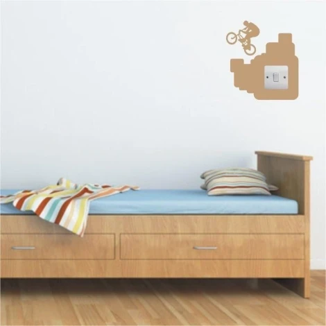 Szablon malarski kontakt 1095 - Aranżacja w pokoju dziecięcym. Ściana w jasnym kolorze, łóżko z drewnianą ramą
