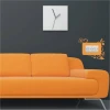 Szablon malarski kontakt 1119 - Aranżacja w salonie. Ściana w ciemnym kolorze, pomarańczowa sofa, minimalistyczny zegar
