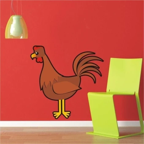 Wesoła naklejka koguta na czerwonej ścianie w nowoczesnym wnętrzu, idealna do dziecięcego pokoju lub