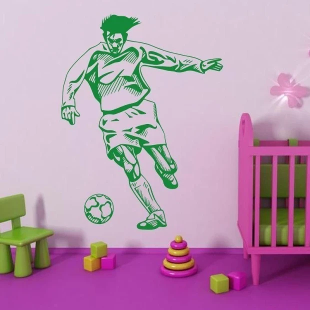 Dynamiczny szablon malarski piłkarza w radosnym, dziecięcym pokoju, idealny do stworzenia sportowej 