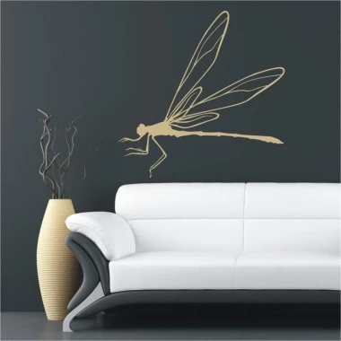 Szablon malarski ważka 1061 - Aranżacja w salonie. Ściana w ciemnym kolorze, jasna sofa, minimalistyczny styl