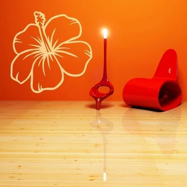 Naklejka hibiscus 1698 w nowoczesnym wnętrzu z pomarańczową ścianą i minimalistycznym, czerwonym akc