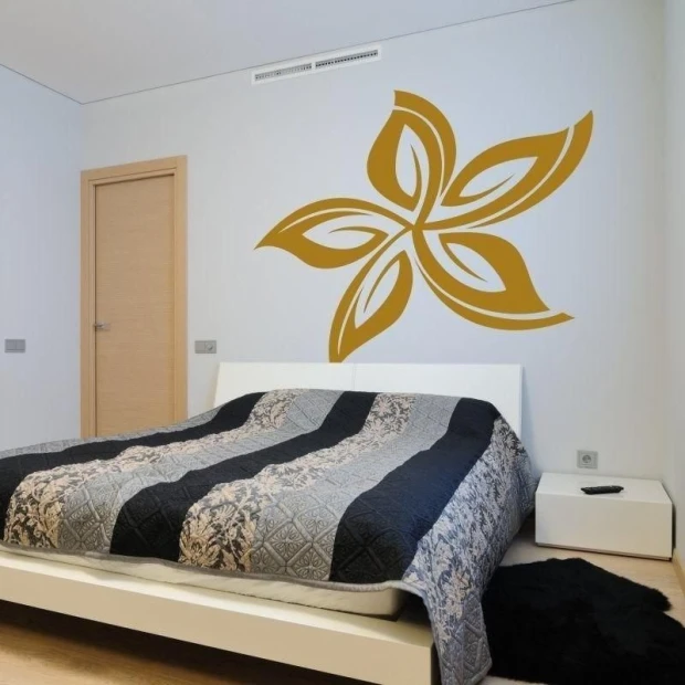 Elegancka naklejka kwiat 1694 w złotym kolorze, idealna do nowoczesnej sypialni, dodająca przytulnoś