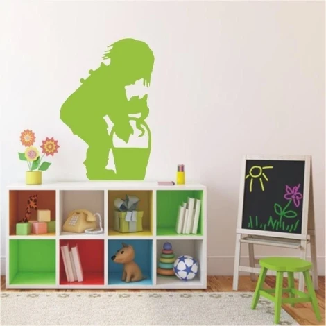 Zielona naklejka przedstawiająca chłopca, idealna do kreatywnego pokoju dziecięcego, dodająca radośc