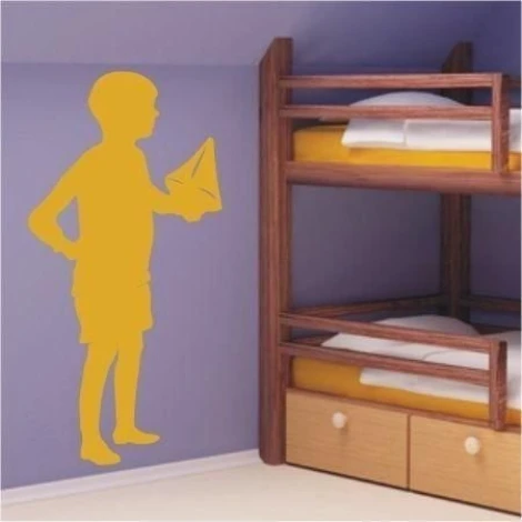 Chłopiec trzymający papierowy statek, idealny do kolorowego pokoju dziecięcego, dodający radości i k