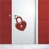 Urokliwa naklejka serce 1649, idealna do nowoczesnych wnętrz, dodająca charakteru drzwiom w minimali