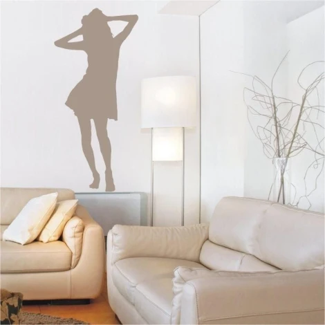 Elegancka naklejka tańczącej kobiety w minimalistycznym salonie, dodająca lekkości i stylu wnętrzu.