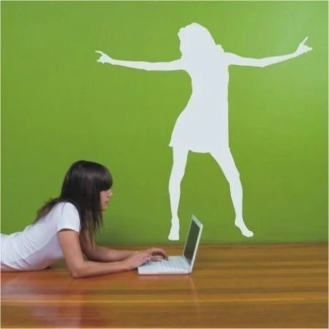 Naklejka tańczącej kobiety w energicznym stylu, idealna do nowoczesnego pokoju młodzieżowego.