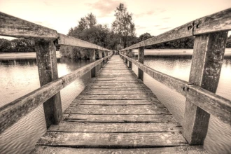 Fototapeta na ścianę długi drewniany most prowadzący do lasu FP 3562
