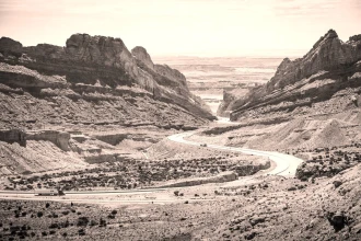 Fototapeta na ścianę droga w kanionie prowadząca do morza FP 5338