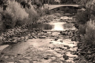 Fototapeta na ścianę most nad kamienistą rzeką FP 5310
