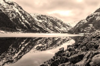 Fototapeta na ścianę ośnieżone góry odbijające się w tafli jeziora FP 1507