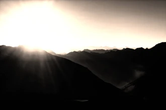 Fototapeta na ścianę ostatnie promienie słońca za ocienionymi górami FP 3938