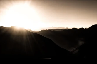 Fototapeta na ścianę ostatnie promienie słońca za ocienionymi górami FP 3938