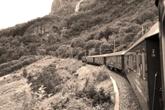 Fototapeta na ścianę pędzący pociąg na zboczu góry FP 2018