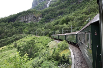 Fototapeta na ścianę pędzący pociąg na zboczu góry FP 2018