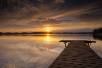 Fototapeta na ścianę pomost nad jeziorem w tle zachodzącego słońca FP 4519