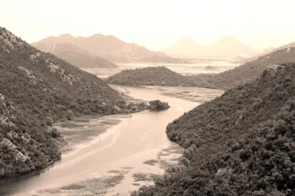 Fototapeta na ścianę rzeka wśród zielonych pagórków FP 2000