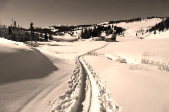 Fototapeta na ścianę ślad na śniegu prowadzący przez dolinę FP 1696