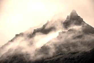Fototapeta na ścianę szczyt górski otulony mgła FP 1998