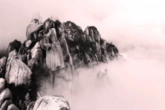 Fototapeta na ścianę szczyty skalnych gór ukryte za mgłą FP 3146