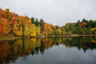 Fototapeta na ścianę tafla jeziora w jesienny dzień FP 5743