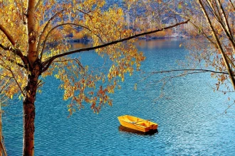 Fototapeta na ścianę żółta łódź na tafli jeziora FP 5729