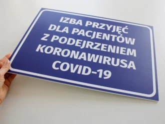 Tabliczka Izba przyjęć dla pacjentów z podejrzeniem koronawirusa COVID-19