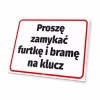 Tabliczka: Proszę zamykać furtkę i bramę na klucz